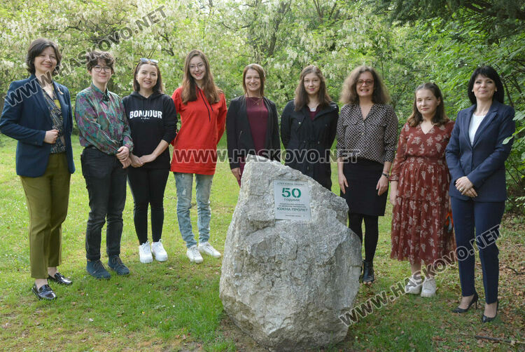 Млади творци засадиха кедър в алея „Южна пролет“ в „Кенана“