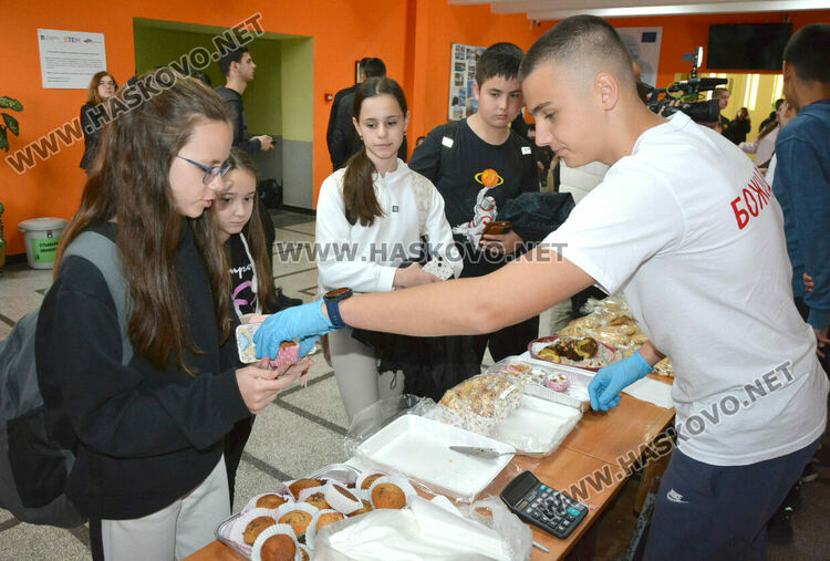 Ученици от ПМГ стартираха кампанията за подпомагане на хора в нужда