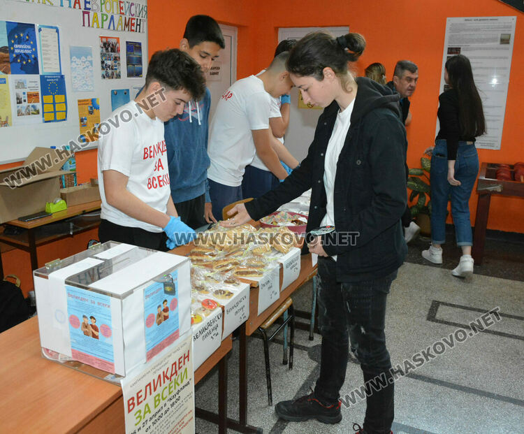 Ученици от ПМГ стартираха кампанията за подпомагане на хора в нужда