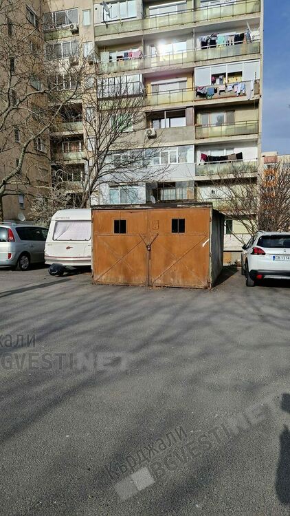   Кърджалиец влага хилядарки в десетки незаконни метални гаражи, купува ги по 250 лева парчето