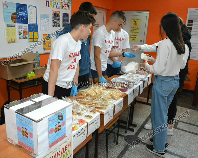 Ученици от ПМГ стартираха кампанията за подпомагане на хора в нужда