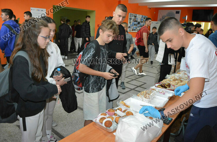 Ученици от ПМГ стартираха кампанията за подпомагане на хора в нужда