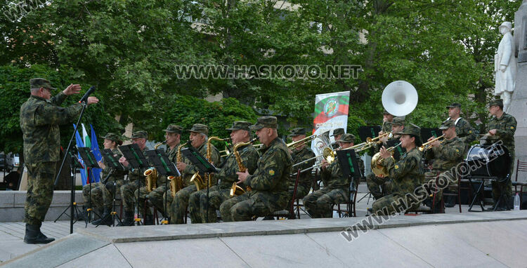 Военният духов оркестър на Втора Тунджанска механизирана бригада изнесе концерт в Хасково 
