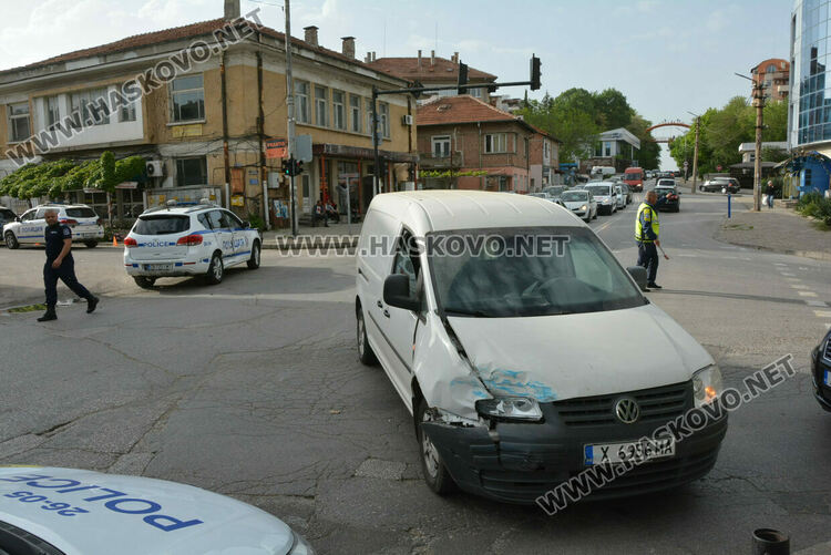 Патрулка и Фолксваген катастрофираха на Кърджалийска
