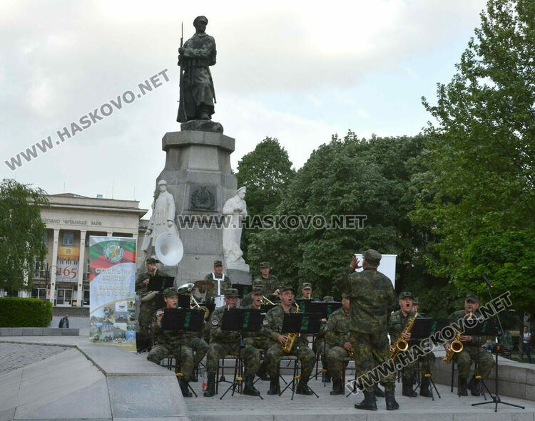Военният духов оркестър на Втора Тунджанска механизирана бригада изнесе концерт в Хасково 