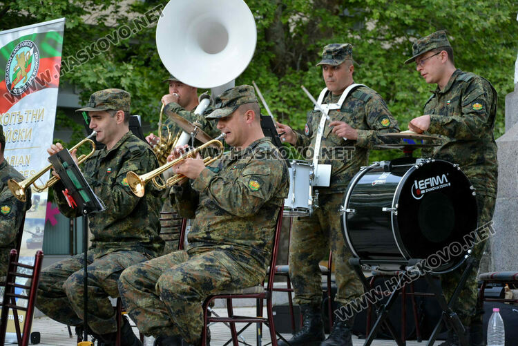 Военният духов оркестър на Втора Тунджанска механизирана бригада изнесе концерт в Хасково 