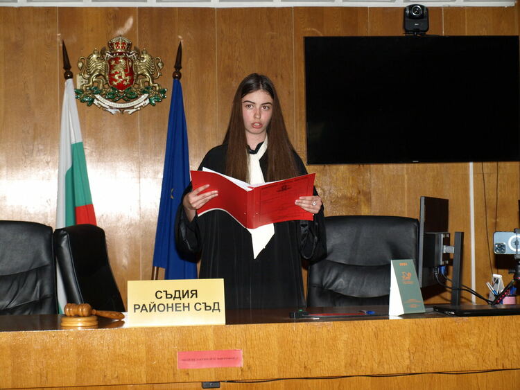 Ученици влязоха в ролята на съдии, прокурори и адвокати
