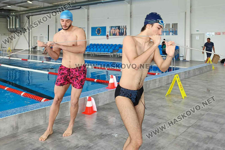 10-ма се явиха на курса за воден спасител на море в Хасково