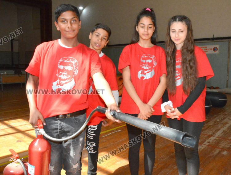 Ученици демонстрираха знания и умения в състезание за защита при бедствия, пожари и извънредни ситуации