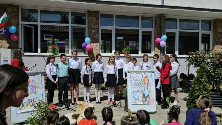 ОУ "Иван Вазов" в Смолян отбеляза патронния си празник и 45 години от създаването си