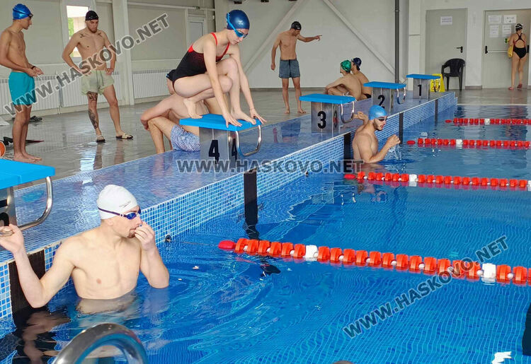 10-ма се явиха на курса за воден спасител на море в Хасково