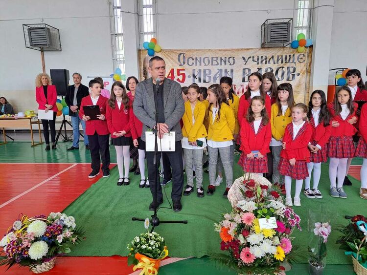ОУ "Иван Вазов" в Смолян отбеляза патронния си празник и 45 години от създаването си