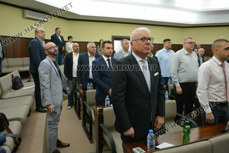 Петима общински съветници положиха клетва в новия стар местен парламент, БСП напусна заседанието след обида