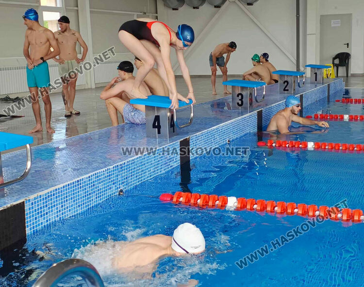 10-ма се явиха на курса за воден спасител на море в Хасково