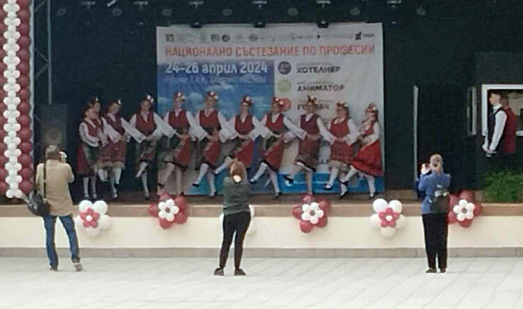 Ученици от гимназията по туризъм в топ 5 на национално състезание по професии