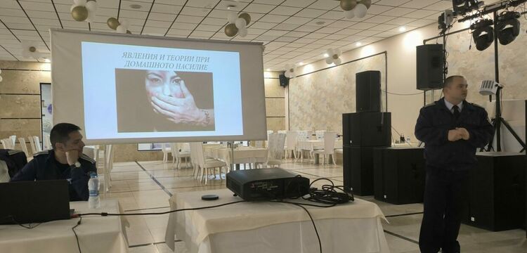 Полицейски служители участваха в среща, свързана с домашното насилие