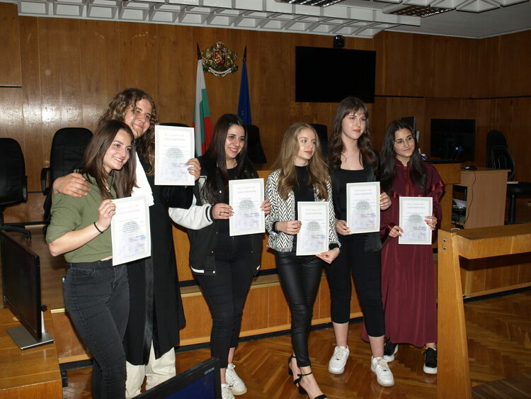 Ученици влязоха в ролята на съдии, прокурори и адвокати