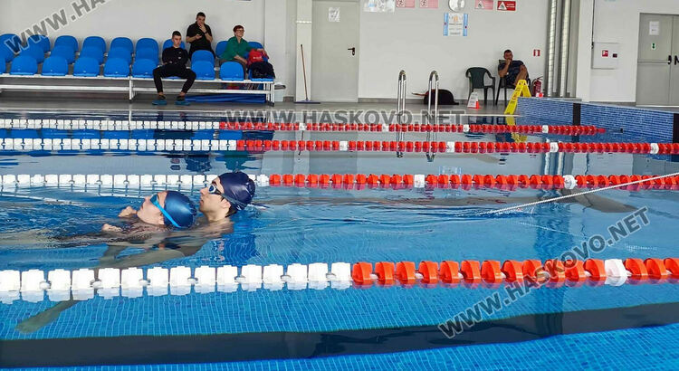 10-ма се явиха на курса за воден спасител на море в Хасково