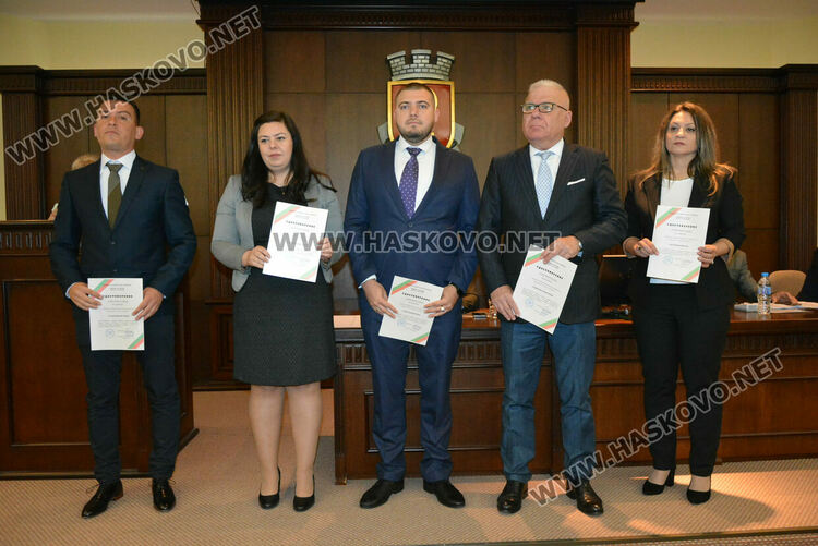 Петима общински съветници положиха клетва в новия стар местен парламент, БСП напусна заседанието след обида