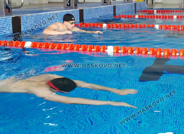 10-ма се явиха на курса за воден спасител на море в Хасково