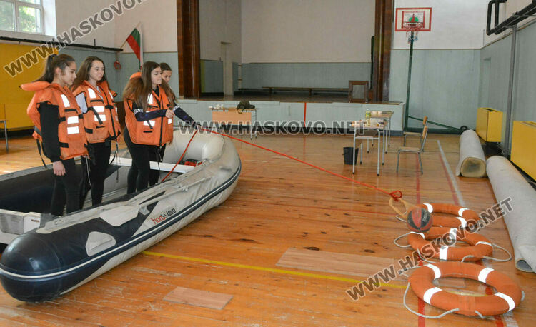 Ученици демонстрираха знания и умения в състезание за защита при бедствия, пожари и извънредни ситуации