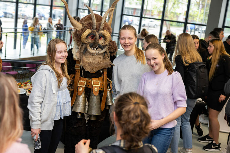 Сградата на Международният младежки център в Перник бе официално открита