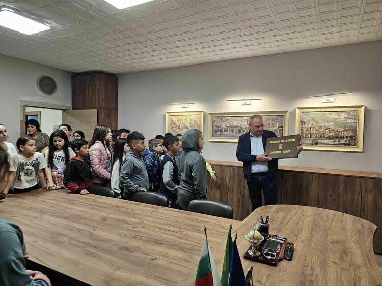 Ученици гостуваха на кмета 