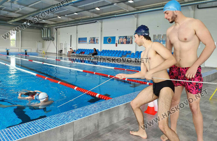 10-ма се явиха на курса за воден спасител на море в Хасково