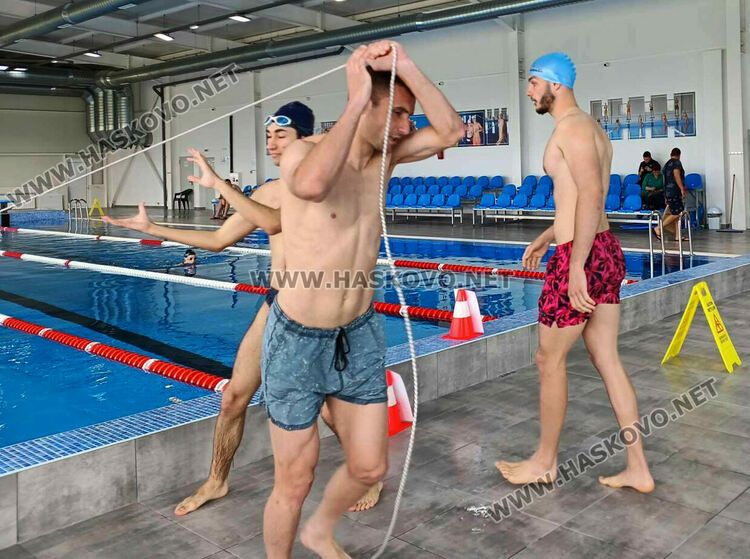 10-ма се явиха на курса за воден спасител на море в Хасково