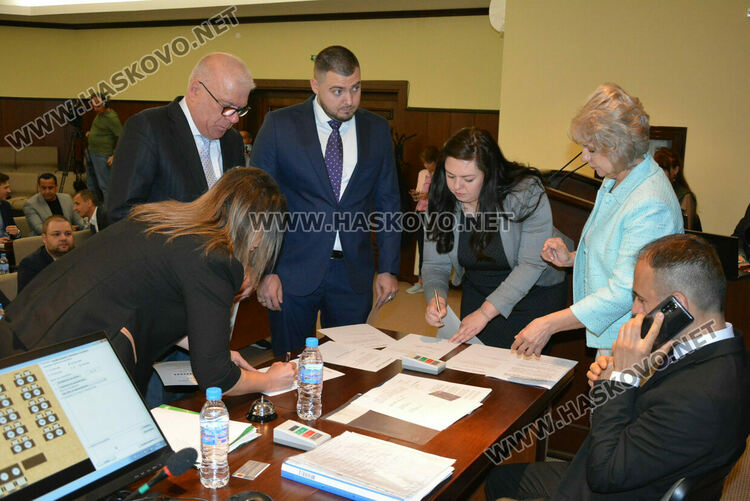 Петима общински съветници положиха клетва в новия стар местен парламент, БСП напусна заседанието след обида