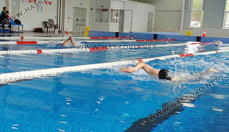 10-ма се явиха на курса за воден спасител на море в Хасково