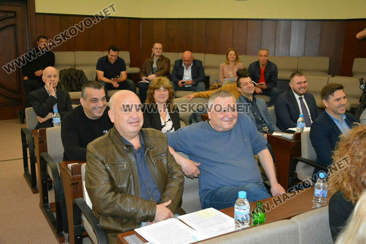 Петима общински съветници положиха клетва в новия стар местен парламент, БСП напусна заседанието след обида