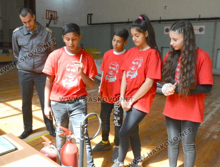Ученици демонстрираха знания и умения в състезание за защита при бедствия, пожари и извънредни ситуации