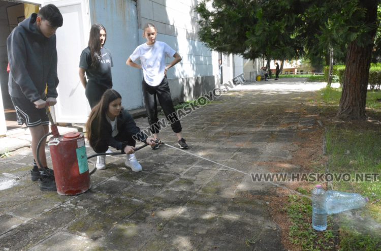 Ученици демонстрираха знания и умения в състезание за защита при бедствия, пожари и извънредни ситуации