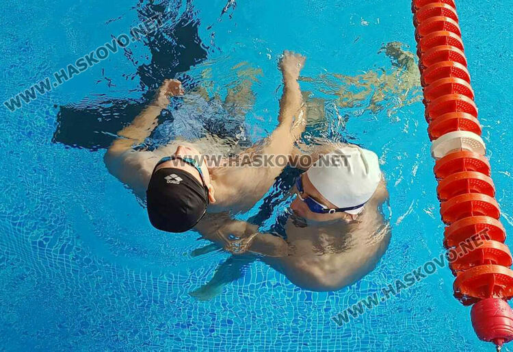 10-ма се явиха на курса за воден спасител на море в Хасково