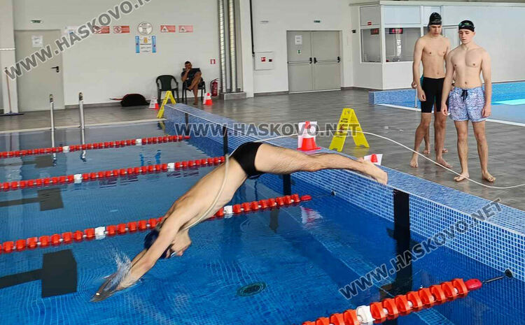 10-ма се явиха на курса за воден спасител на море в Хасково