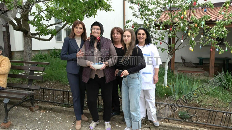 19-годишната Мария дари не само храна, но и усмивки на възрастните хора в Дома във Фатово /галерия/