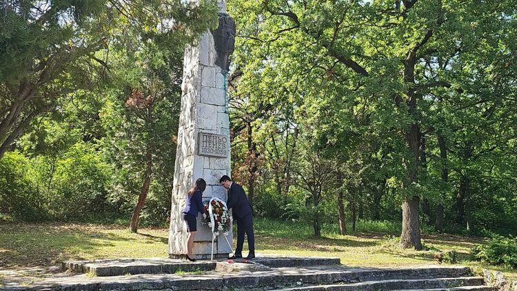 Десетки се поклониха пред паметника на Пеньо Пенев днес