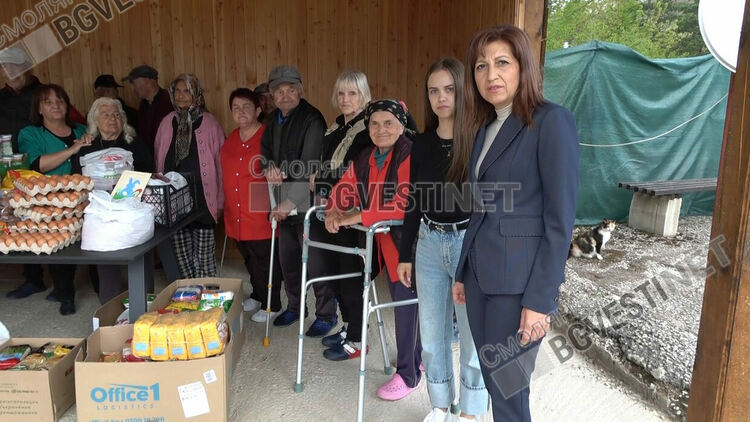 19-годишната Мария дари не само храна, но и усмивки на възрастните хора в Дома във Фатово /галерия/