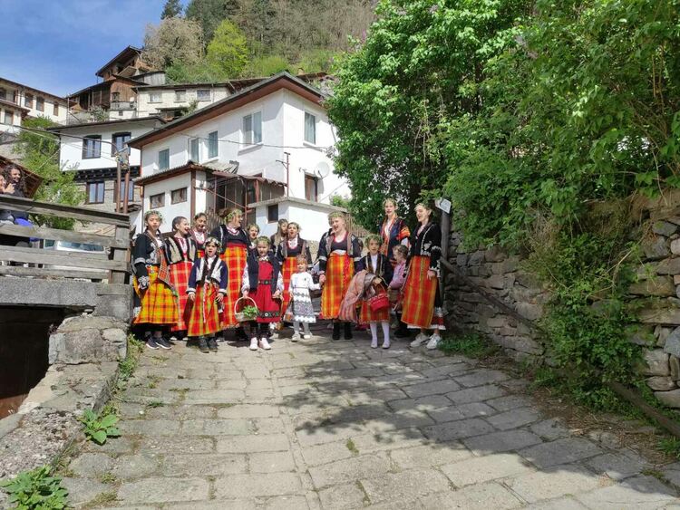 Лазарки благославяха за здраве и берекет в Широка лъка