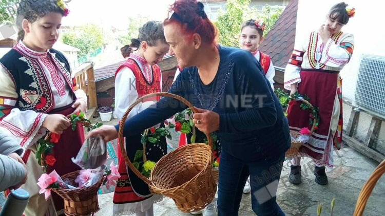 Песни и танци огласиха улиците на кв. „Гледка“ за Лазаровден