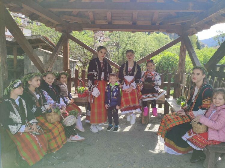 Лазарки благославяха за здраве и берекет в Широка лъка