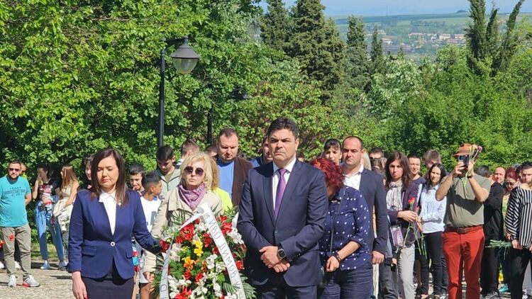 Десетки се поклониха пред паметника на Пеньо Пенев днес