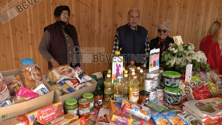 19-годишната Мария дари не само храна, но и усмивки на възрастните хора в Дома във Фатово /галерия/