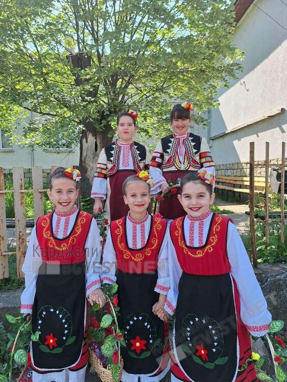 Песни и танци огласиха улиците на кв. „Гледка“ за Лазаровден