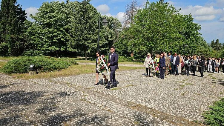 Десетки се поклониха пред паметника на Пеньо Пенев днес