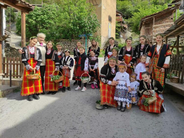 Лазарки благославяха за здраве и берекет в Широка лъка