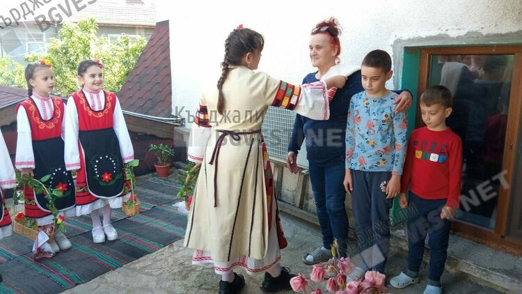 Песни и танци огласиха улиците на кв. „Гледка“ за Лазаровден