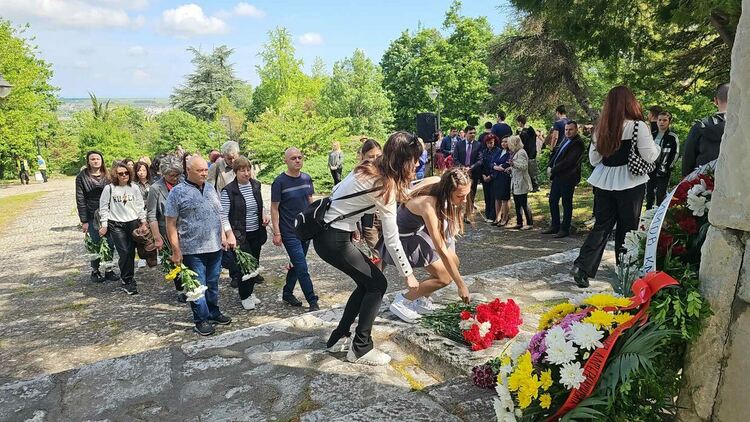 Десетки се поклониха пред паметника на Пеньо Пенев днес