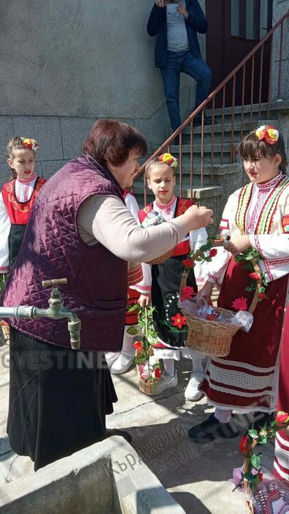 Песни и танци огласиха улиците на кв. „Гледка“ за Лазаровден